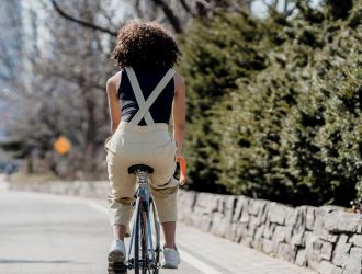 vrouw uit sierra leone op de fiets - lev laarbeek - maatschappelijk werk 